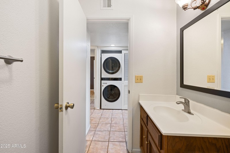 1761218659682_1761197077139ck1a8470