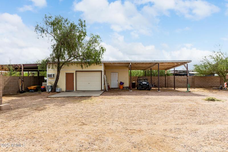 GARAGE/TACK ROOM