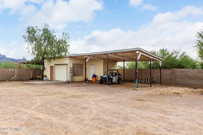 GARAGE/TACK ROOM