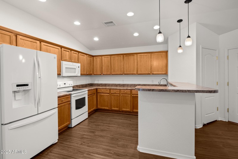 KITCHEN WITH ELECTRIC COOKTOP AND OVEN