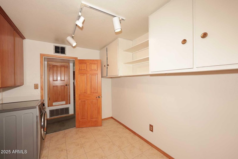 Laundry-Storage Room2