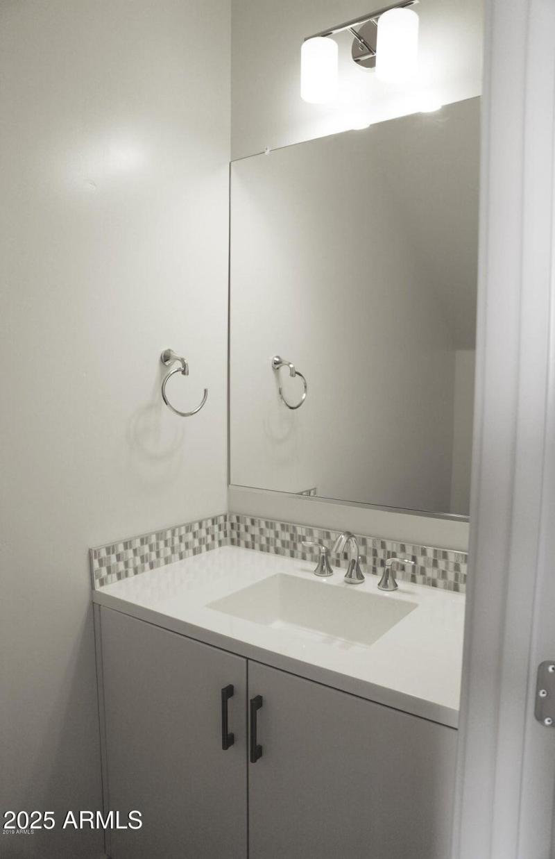 6806 E Lyra Dr 1:2 bath