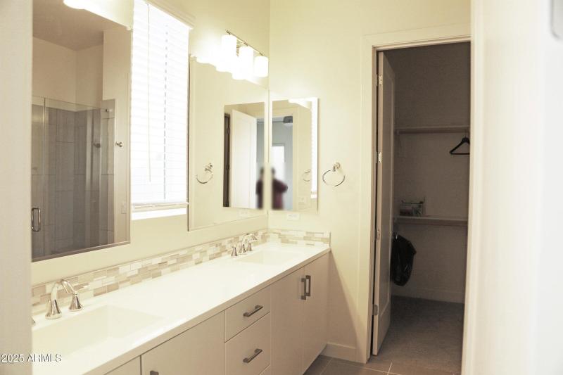 6806 E Lyra Dr Bath 1