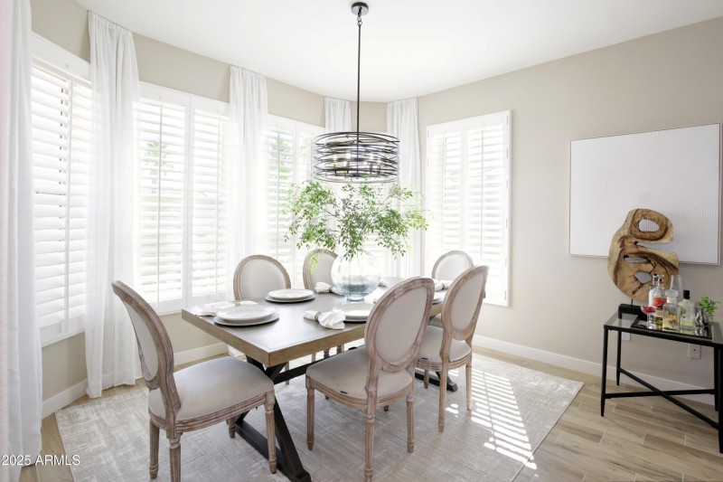 Sun-Filled Dining for Entertaining