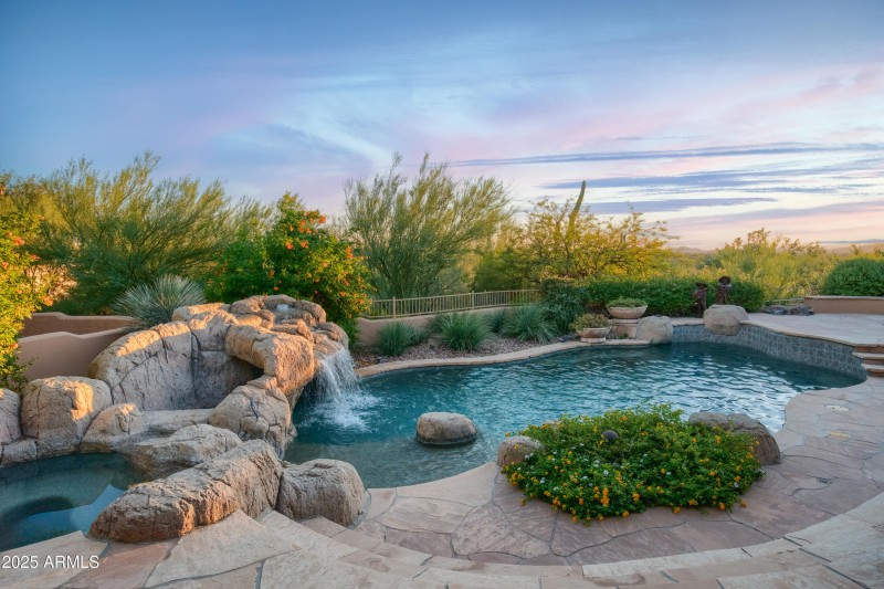 Pool water feature