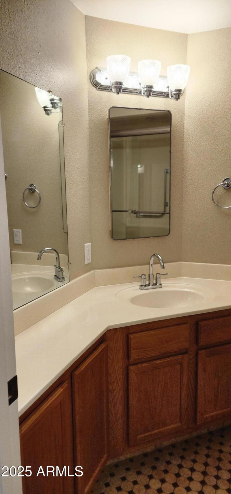 MAIN BATH LOTS OF MIRRORS