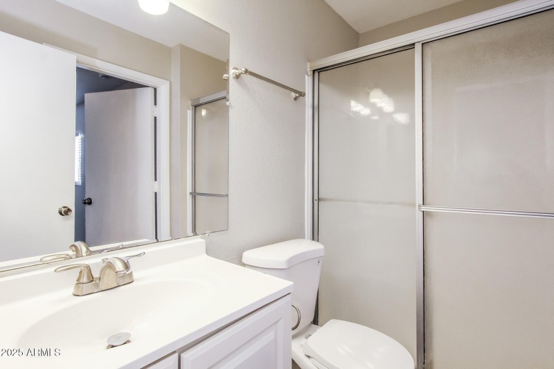 009-photo-main-bedroom-14773685