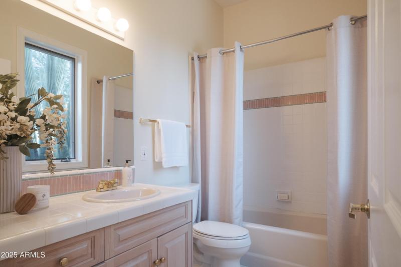 En-suite bath #3