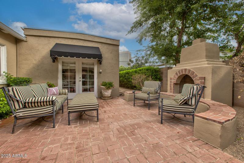 patio w/fireplace