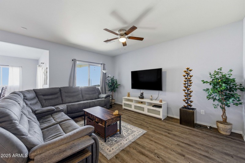 9-web-or-mls-43818 W Acacia Ave-9