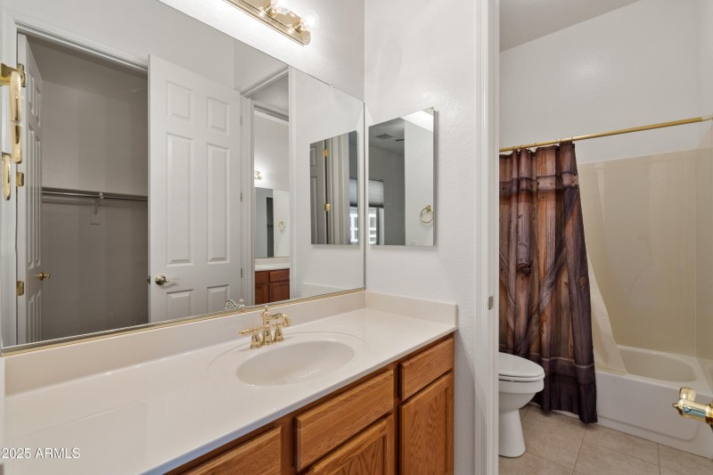 06-Jack & Jill Bath
