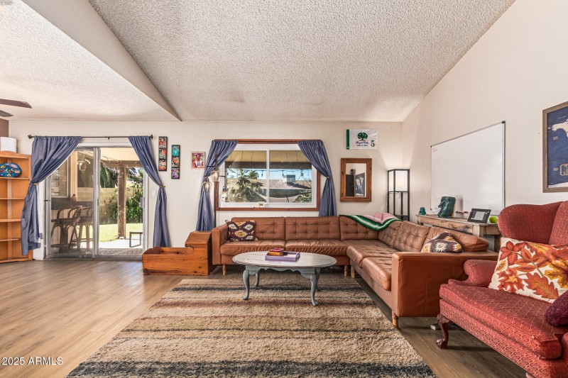 Large LR w/backyard access