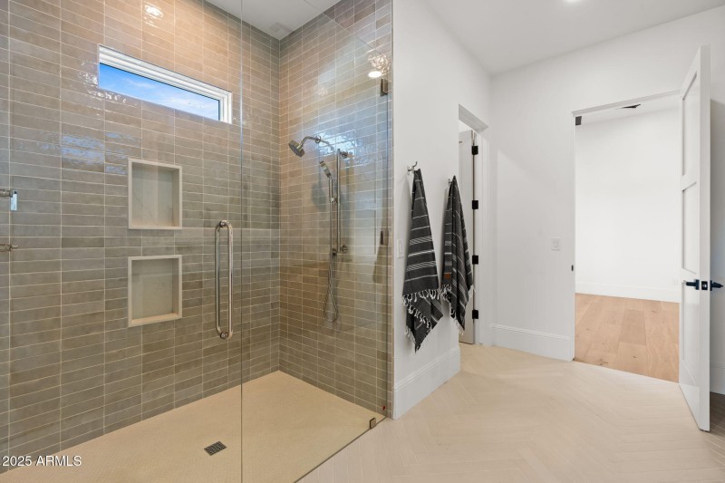 39-web-or-mls-10809-n-82nd-pl