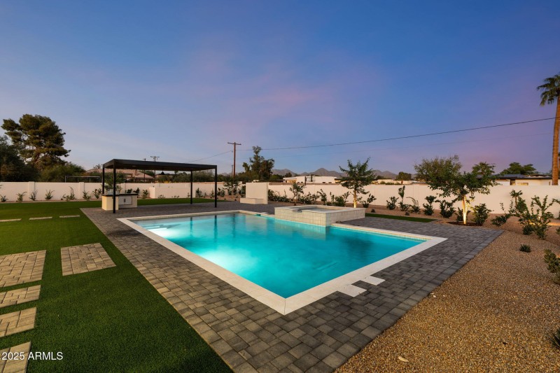 68-web-or-mls-10809-n-82nd-pl