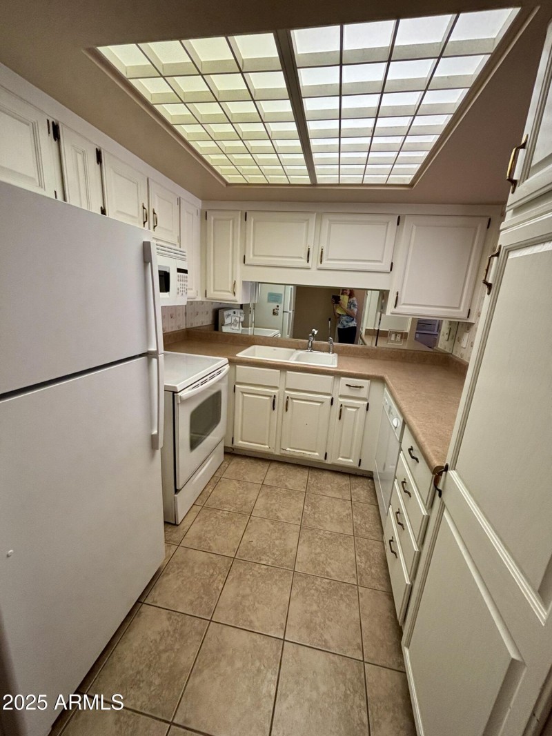 Convenient U shaped kitchen