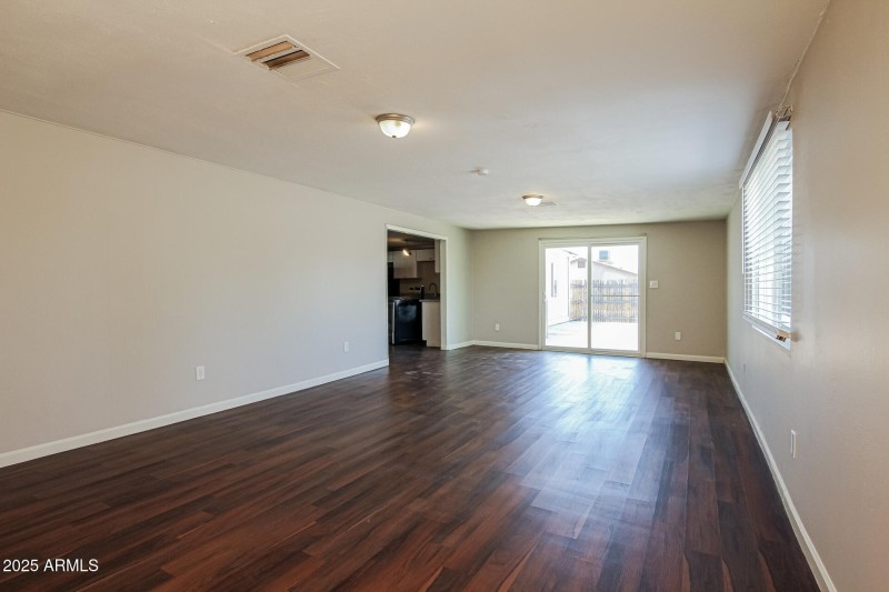 009-photo-dining-room-14611824