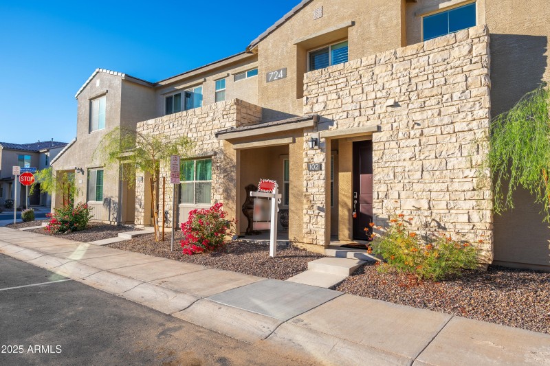 724 E Lark St UNIT 102 - 03