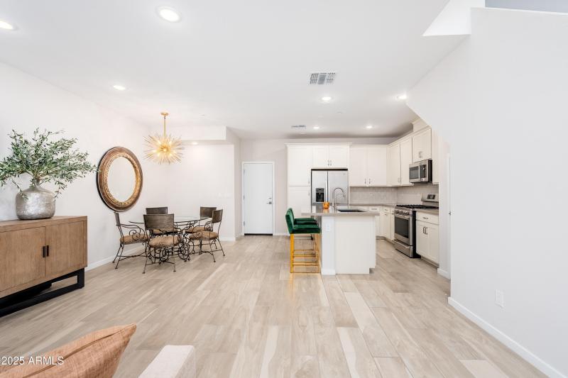 724 E Lark St UNIT 102 - 05