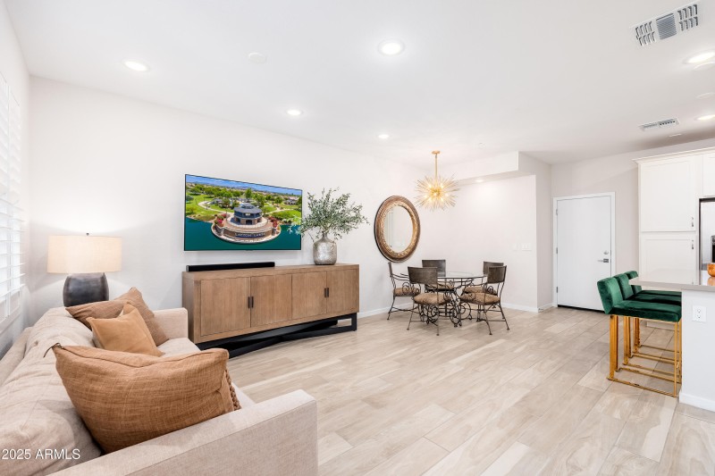 724 E Lark St UNIT 102 - 06