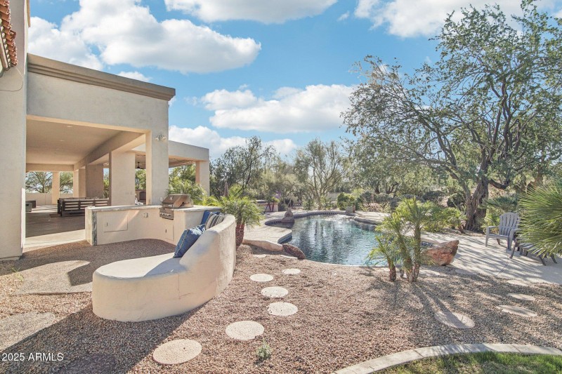 Built in seating by outdoor kitchen/pool