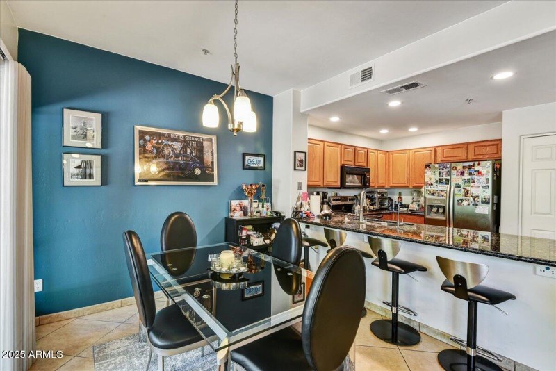 06-Dining to Kitchen