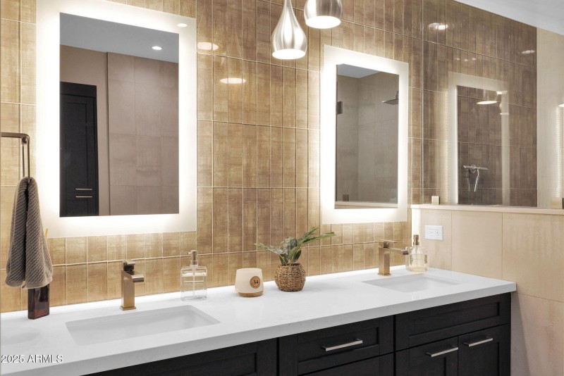 6525 Cave Creek 1 - 20Primary Bathroom