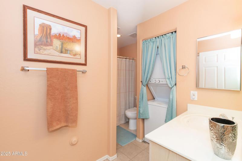 Hall bath, washer/dryer included