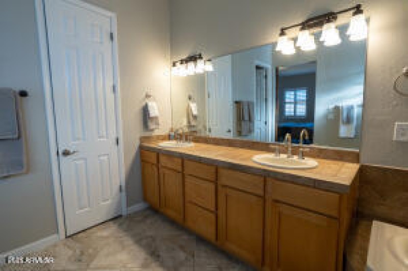 20251022234237914657000000