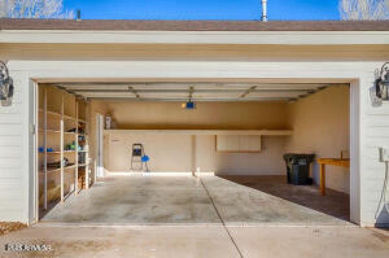 20251022234238207070000000