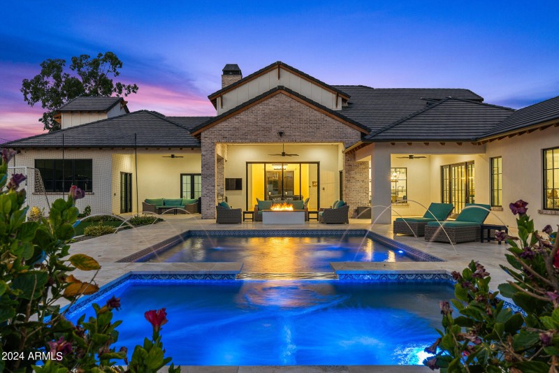 96spa and pool view of back yard patio_t