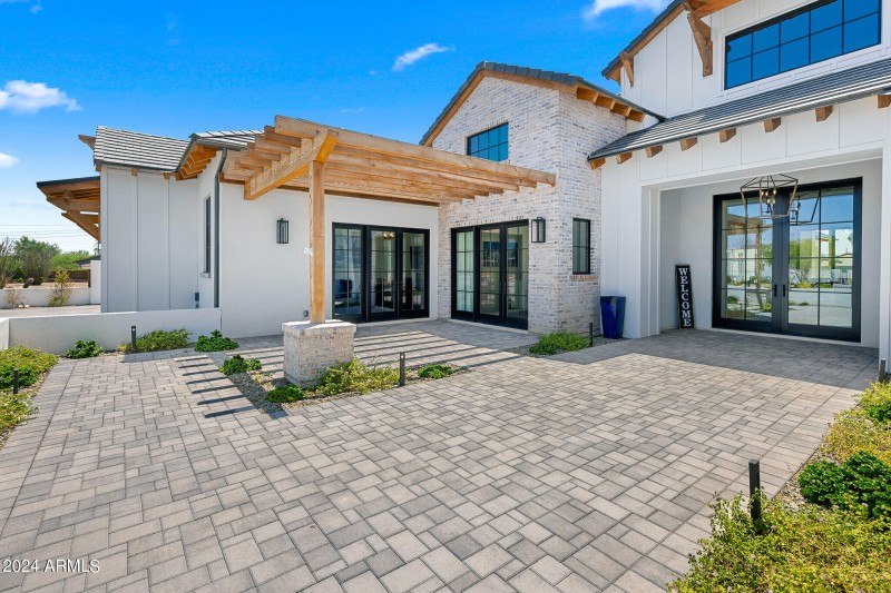 10front patio lounge_wide