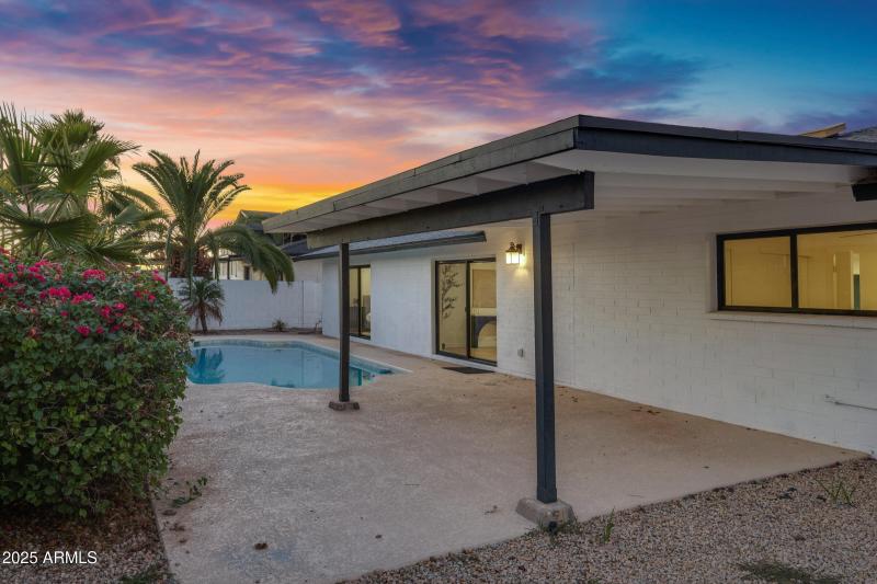 1527 E Bell De Mar Dr-30