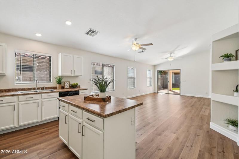 Kitchen w/island and pantry