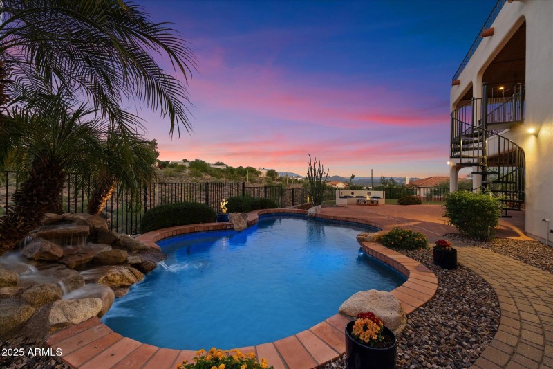 Swimming Pool w/ View Fence