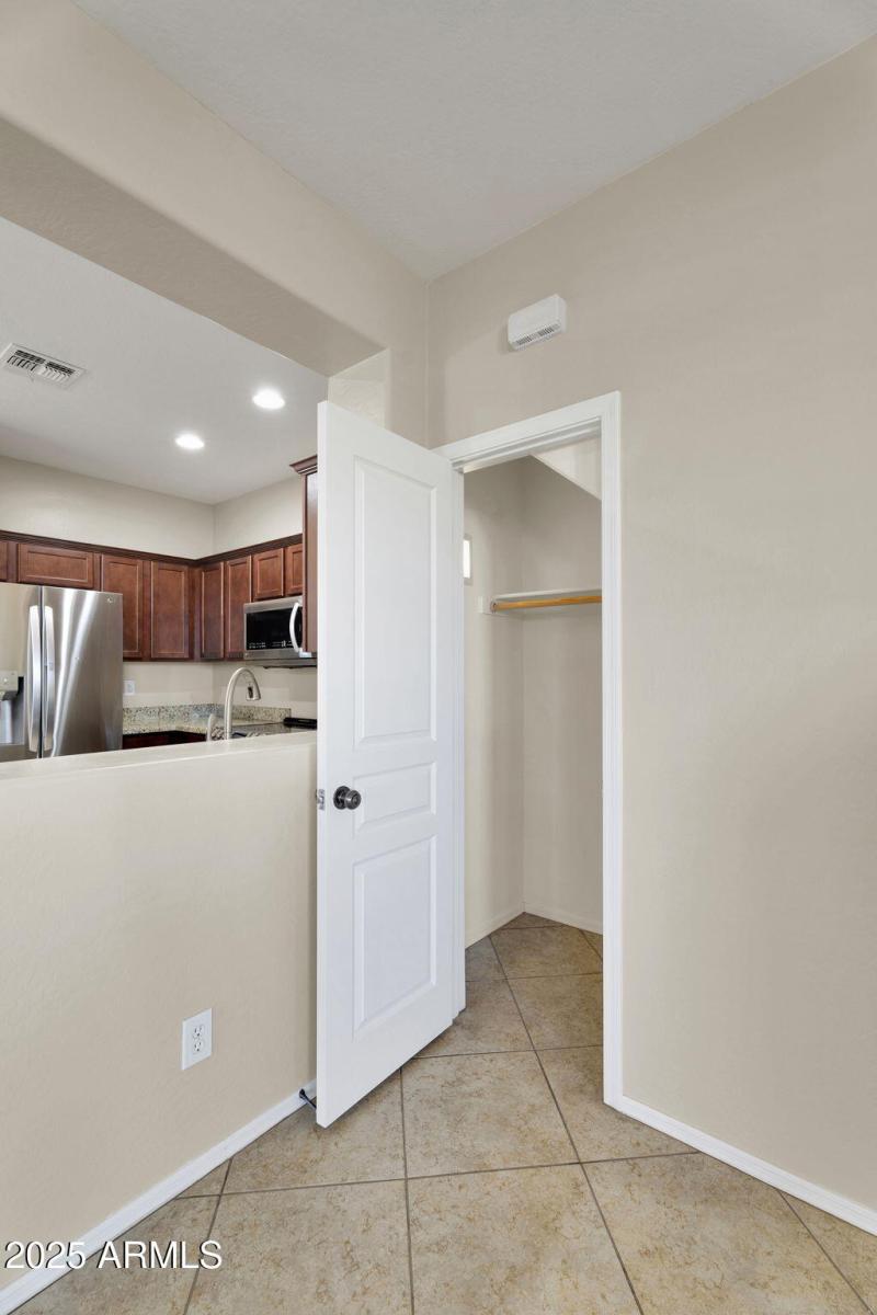 16-web-or-mls-6813 S 7th Ln - 17