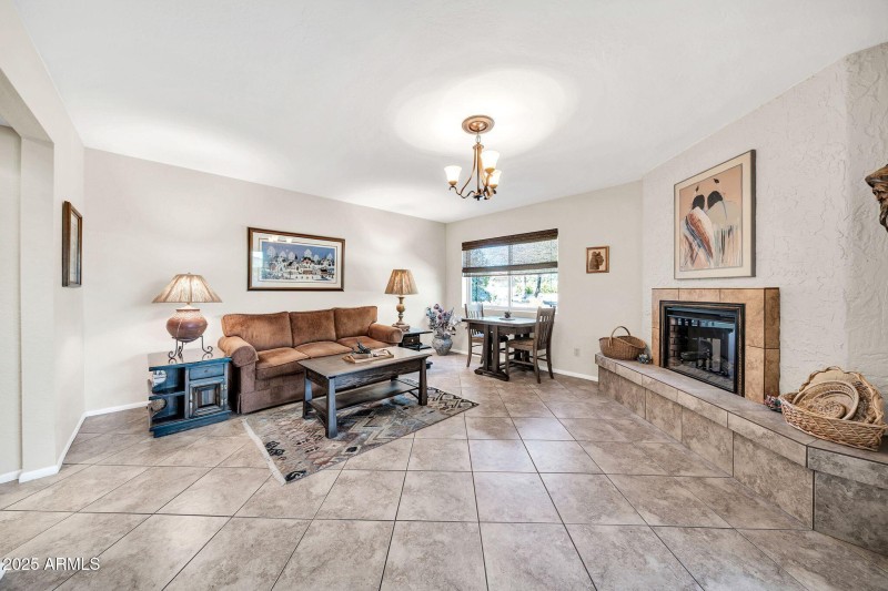 Breakfast/Hearth rm off kitchen