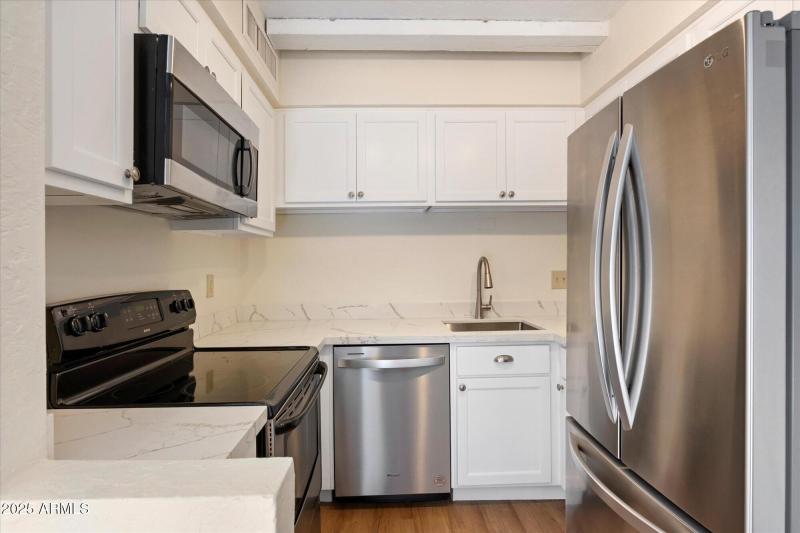 kitchen w quartz counters