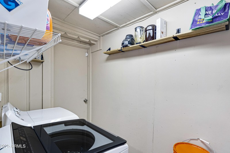 Laundry room 29 W Mission Ln-11