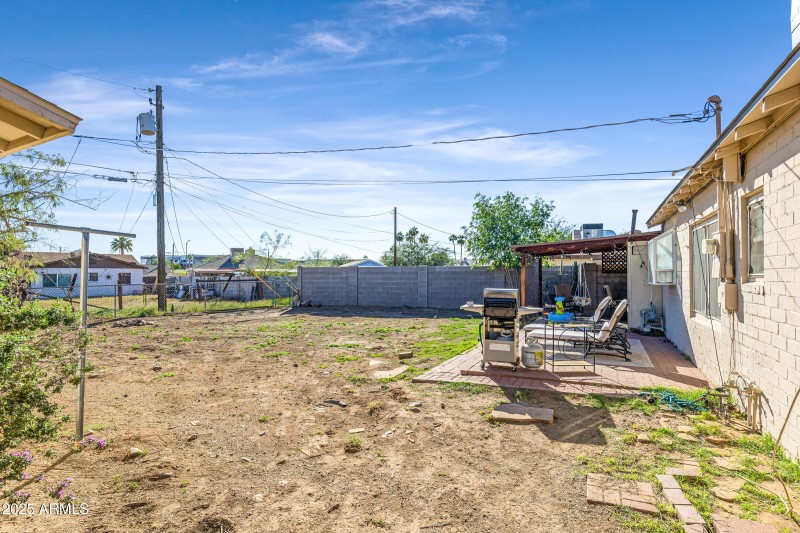 Backyard 329 W Mission Ln-20