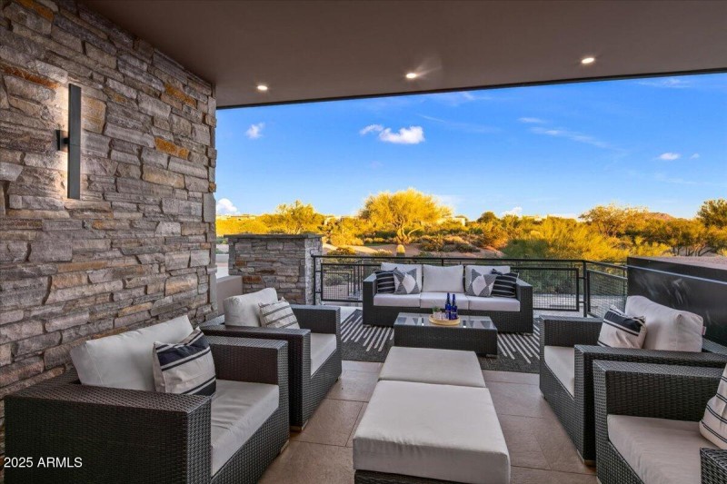 076-Upstiars Living Patios