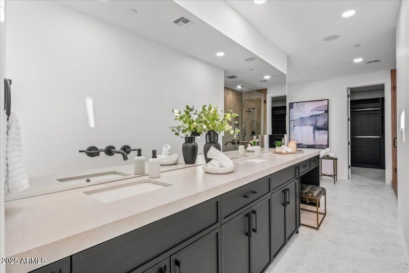 083-Upstairs Bath ~ Vanity