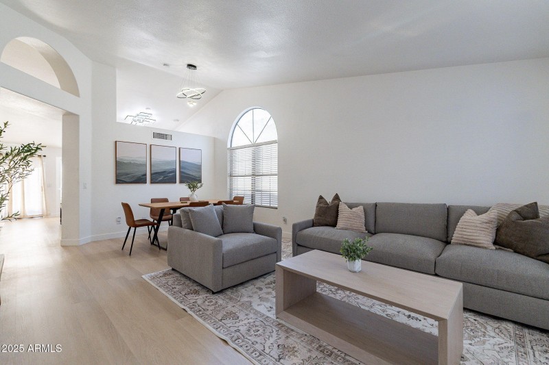 11-web-or-mls-Glendale-11