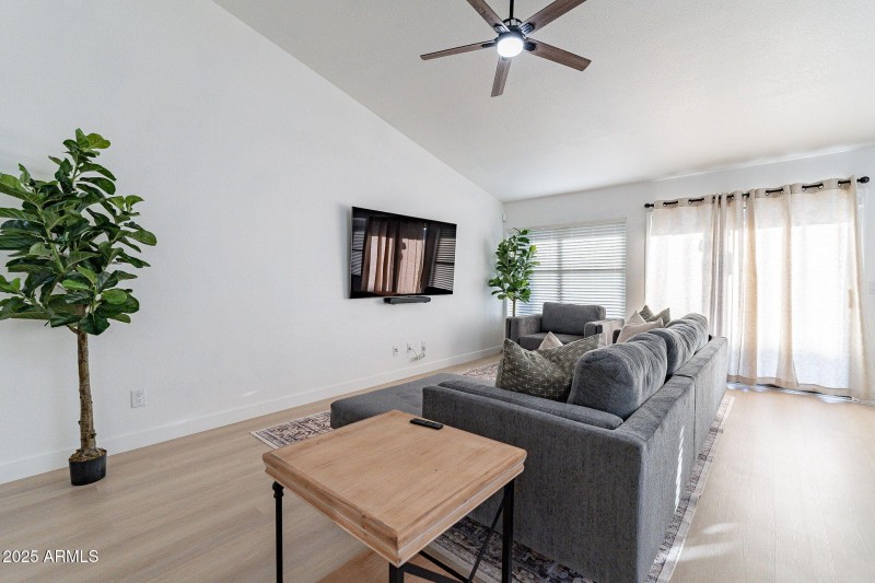 15-web-or-mls-Glendale-15