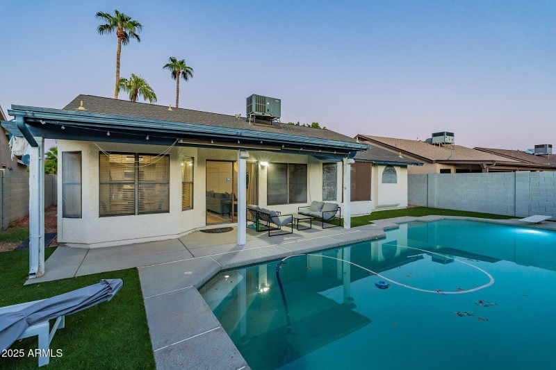 43-web-or-mls-Glendale-twilight-4