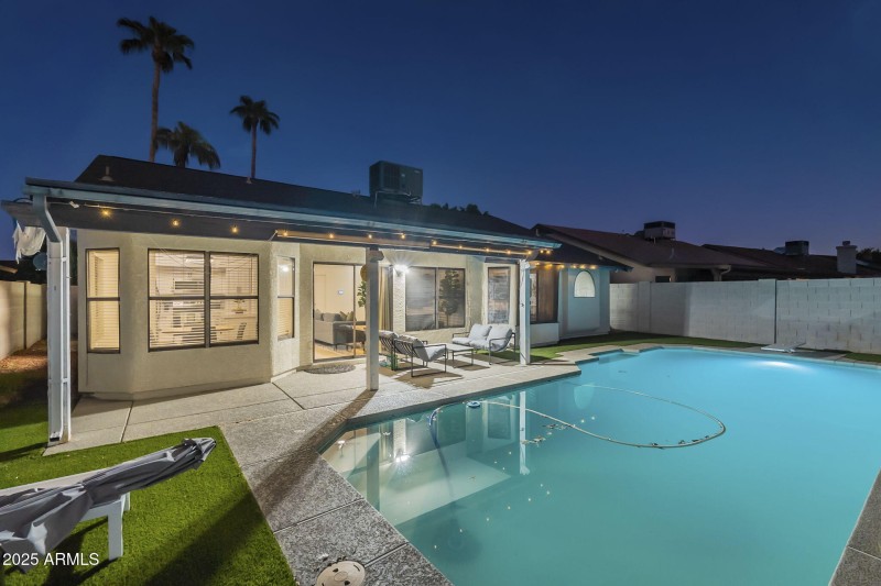 49-web-or-mls-Glendale-twilight-10