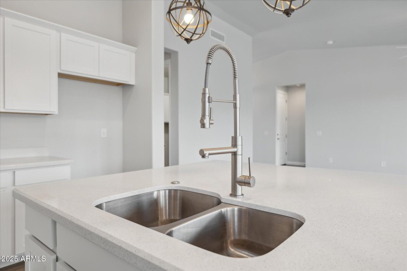 1,658 Kitchen 9 - 192