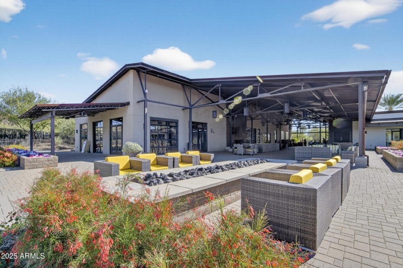 Mita exterior lounge