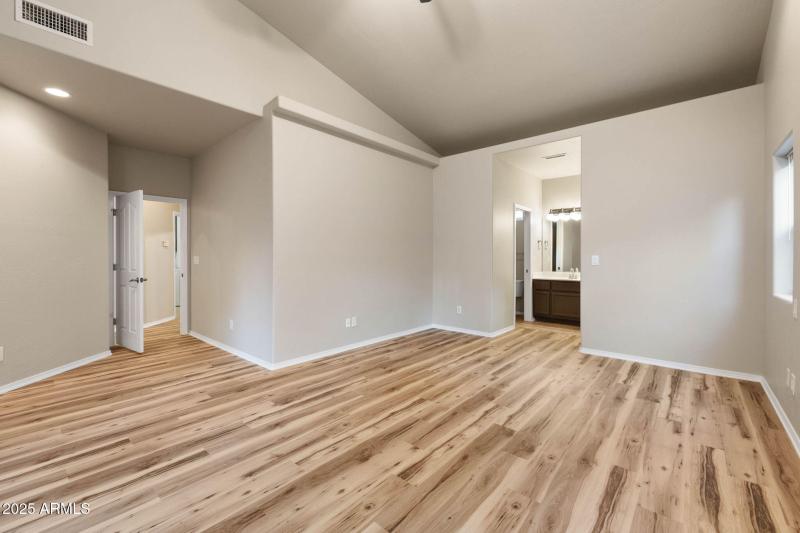 24-Primary Bedroom (5)