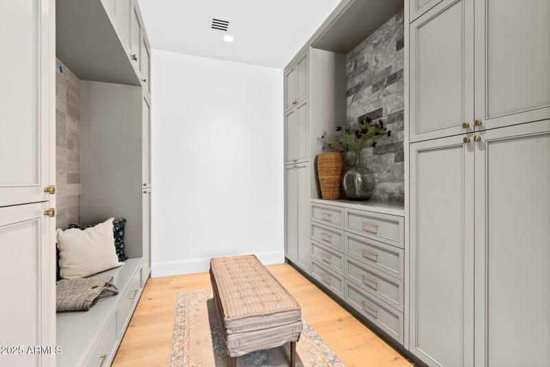 23-web-or-mls-6230-e-hillcrest-blvd