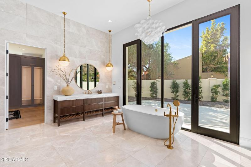 26-web-or-mls-6230-e-hillcrest-blvd